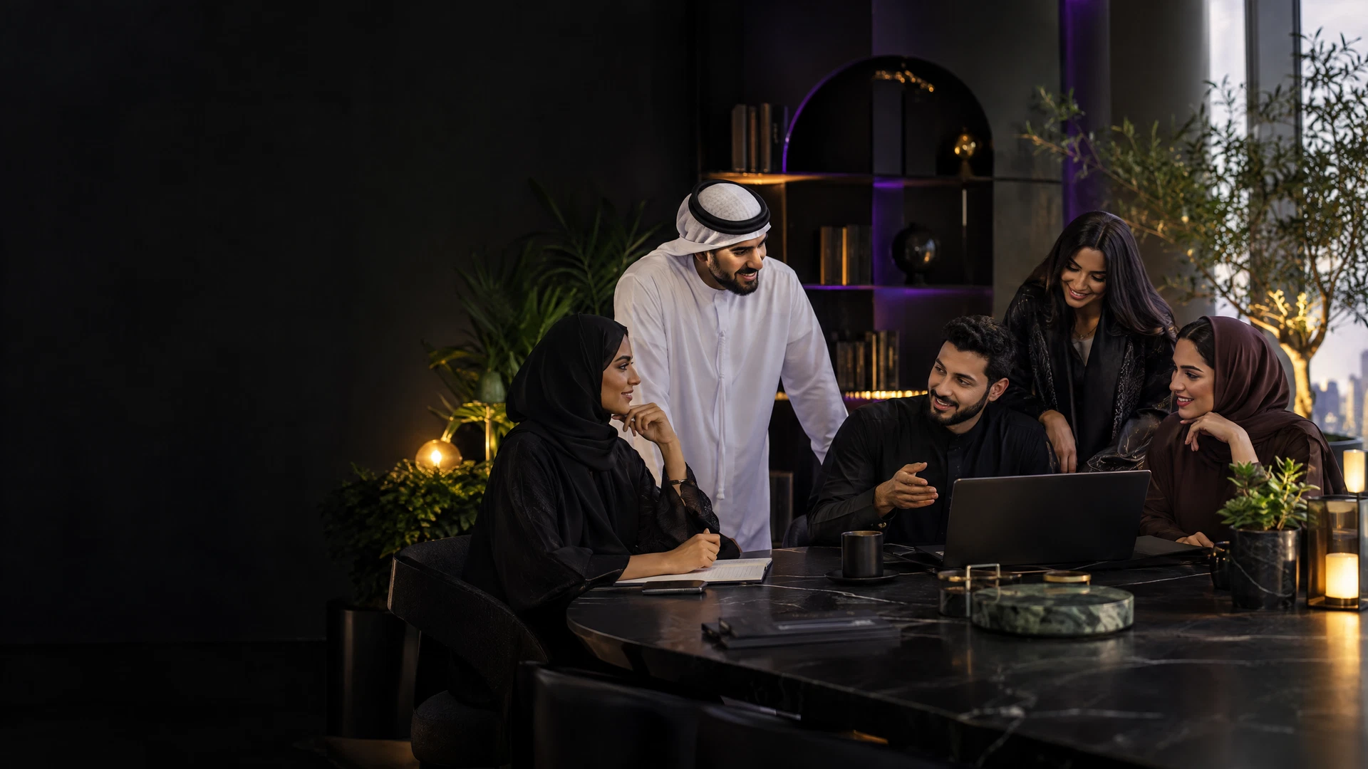 فريق أعمال متنوع يتعاون في مساحة عمل حديثة